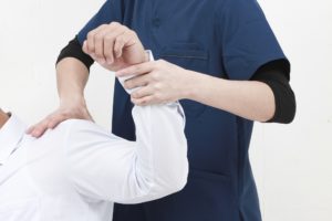 四十肩の原因と症状とその対処法。