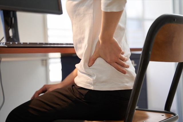 腰痛は座り方に注意。腰に負担かけない座り方は？