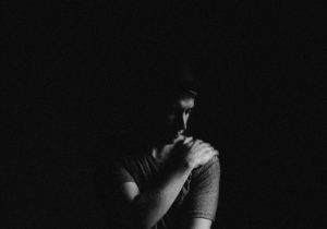 夜に肩が痛い人がやるべき寝れない時の対処法。