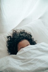 睡眠不足で太る!?太らないための理想的な睡眠時間は?