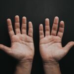 手のしびれは何科に行くべき?考えられる原因は?