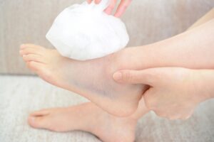 捻挫とは？足首の捻挫後の正しい処置を解説します。